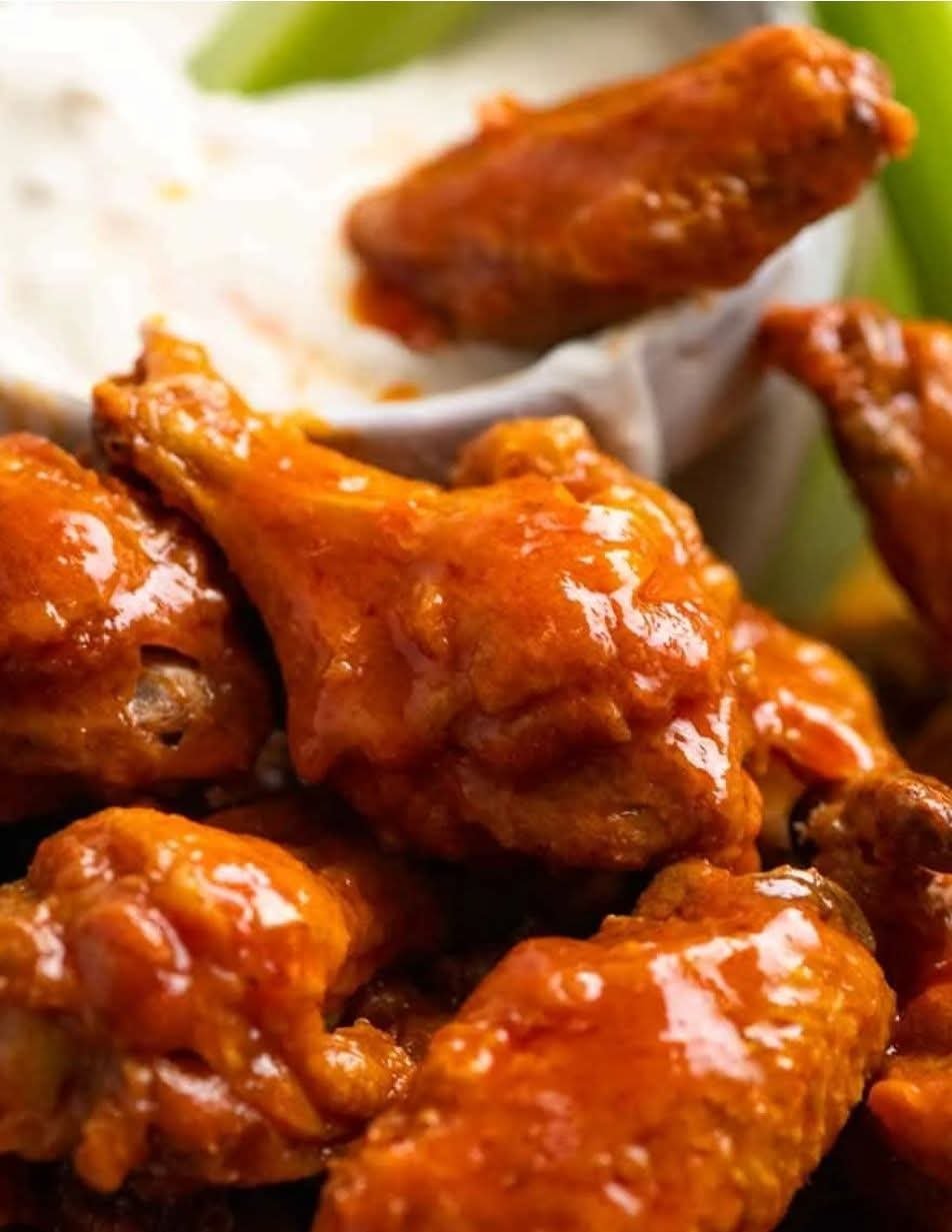 Buffalo wings with ranch dip and celery